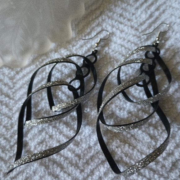 Swirl Geometric Earrings - Picture 7 of 10